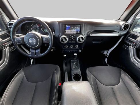 Used 2015 Jeep Wrangler Unlimited Rubicon w/ Connectivity Group AWD/4WD image 14