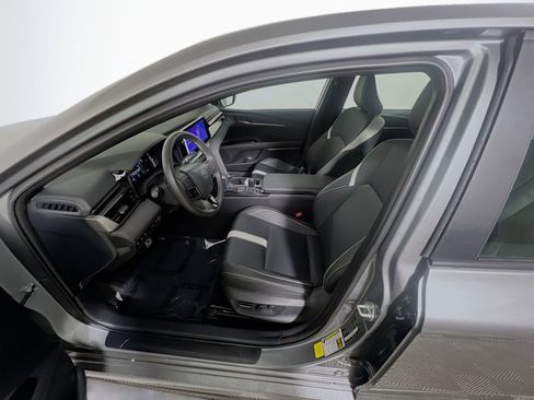 Used 2025 Toyota Camry SE w/ Multimedia Upgrade Package image 15