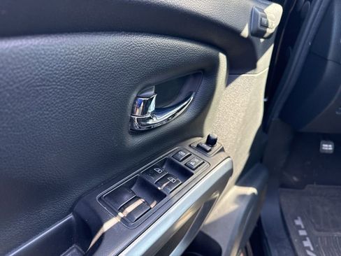 Used 2017 Nissan Titan SL image 10