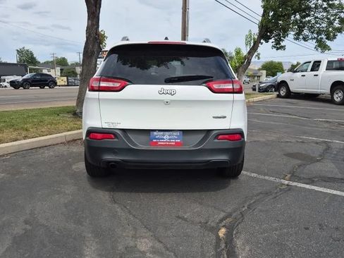 Used 2017 Jeep Cherokee Latitude FWD image 2