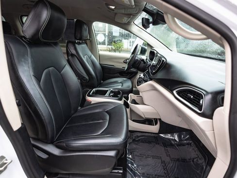 Used 2024 Chrysler Pacifica Touring-L image 33