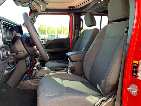 Used 2025 Jeep Wrangler Sahara image 25