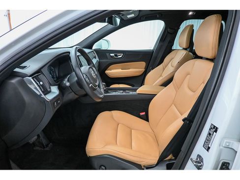 Used 2018 Volvo XC60 T6 Momentum w/ Vision Package image 35