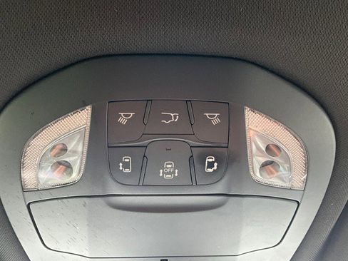 Used 2023 Chrysler Pacifica Touring FWD image 13