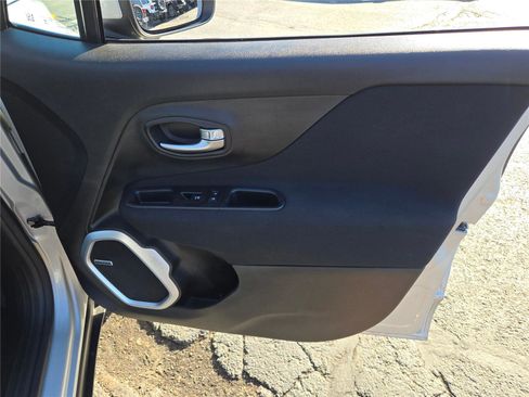 Used 2021 Jeep Renegade Latitude w/ Luxury Group I image 6