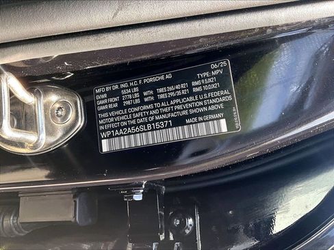 Certified 2025 Porsche Macan AWD/4WD image 35