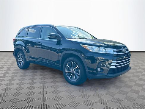 Used 2017 Toyota Highlander XLE image 4
