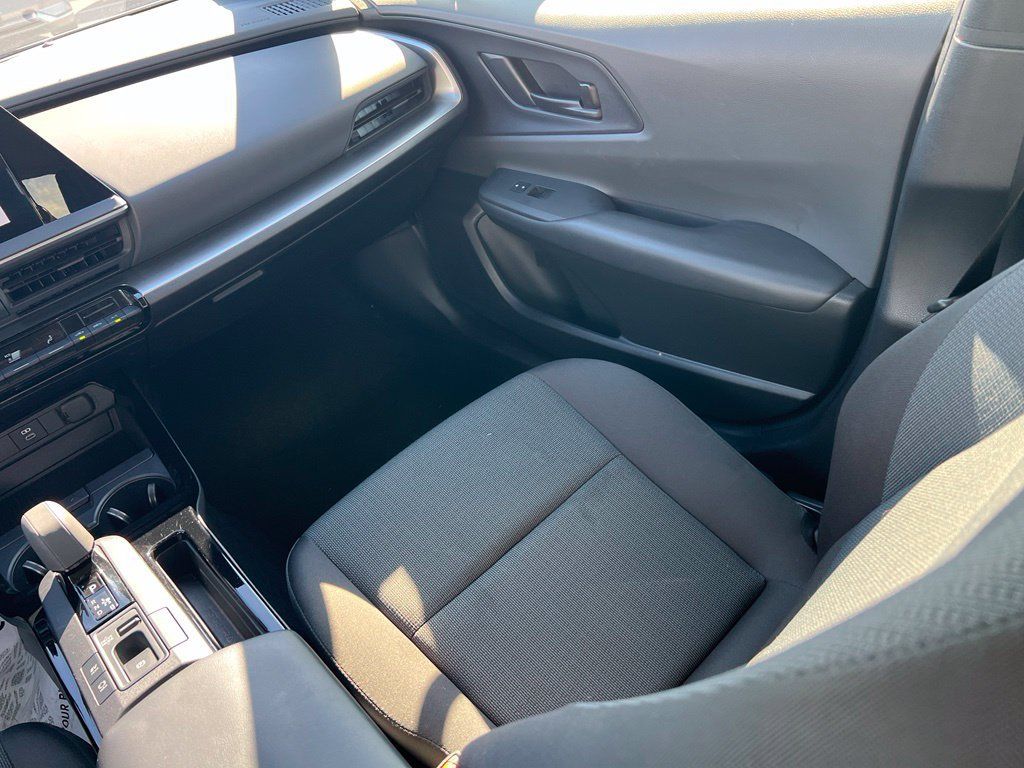 Used 2025 Toyota Prius LE FWD image 16