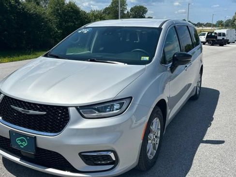 Used 2024 Chrysler Pacifica Touring-L FWD image 7