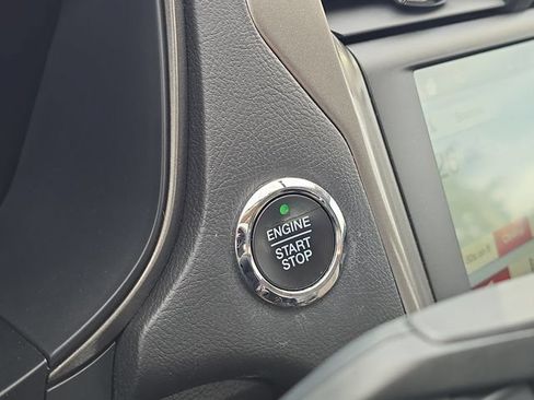 Certified 2018 Ford Fusion SE w/ Fusion SE Technology Package FWD image 16
