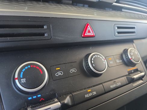Used 2022 Kia Carnival LX FWD image 14