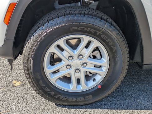 New 2025 Jeep Grand Cherokee Laredo image 10