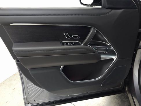 Used 2025 Land Rover Range Rover Long Wheelbase SE image 13
