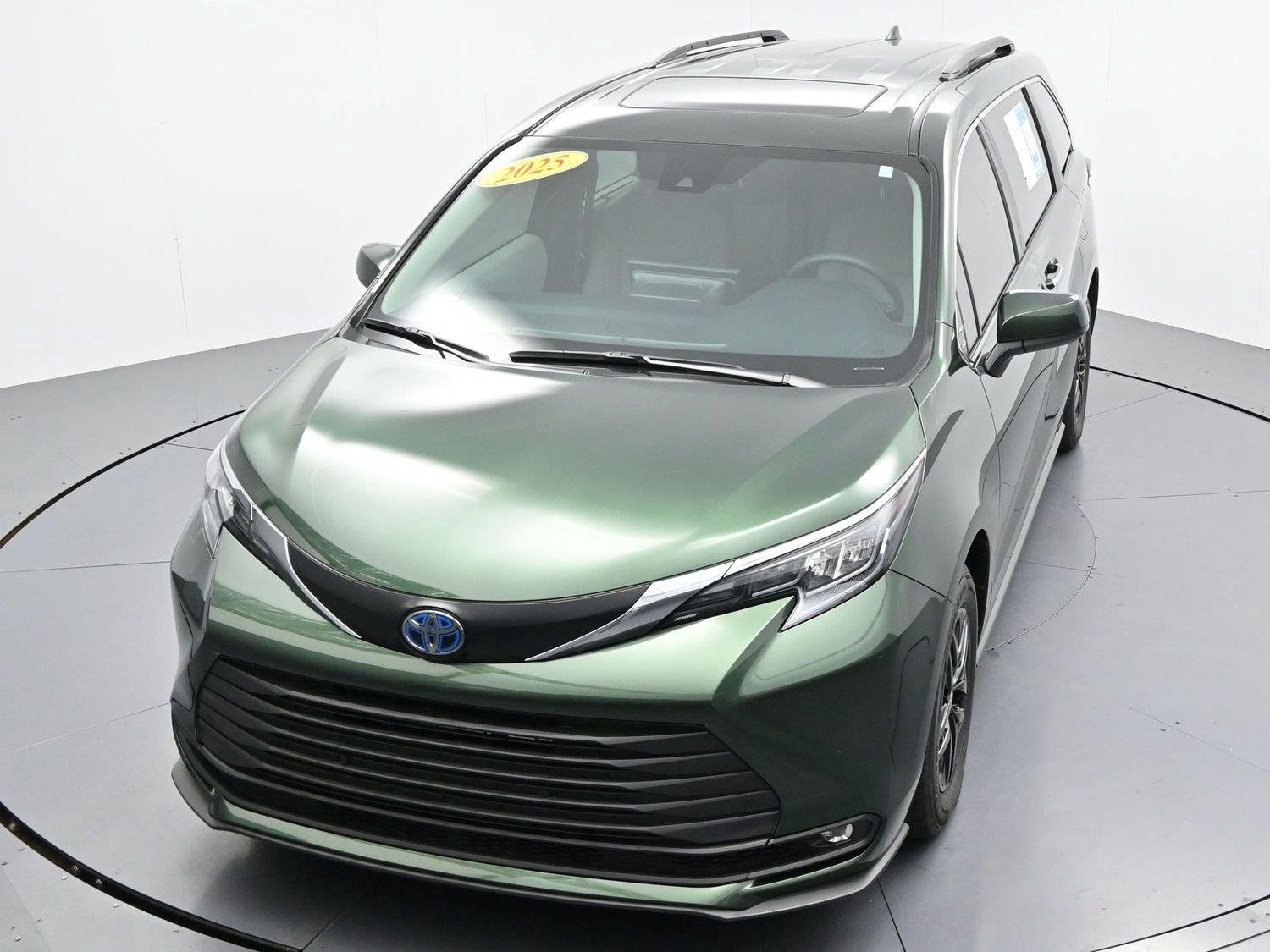 Used 2025 Toyota Sienna XLE FWD image 43