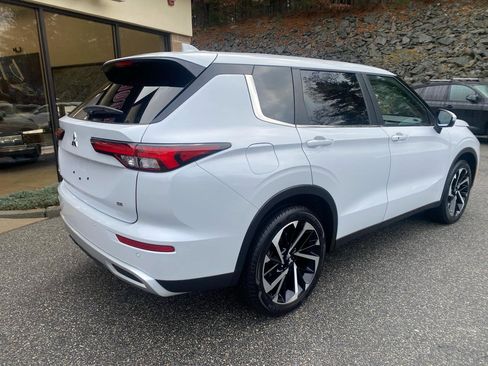 Used 2024 Mitsubishi Outlander AWD image 2