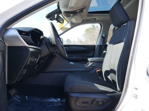 Used 2024 Jeep Grand Cherokee L Laredo image 14