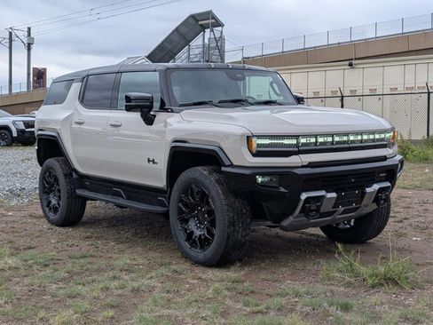 New 2026 GMC Hummer EV SUV w/ LPO, Dark Essentials Package AWD/4WD image 7