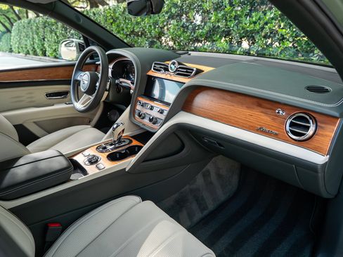 Used 2023 Bentley Bentayga Extended Wheelbase AWD/4WD image 2