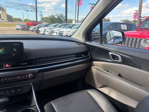 Used 2026 Kia Carnival FWD image 36