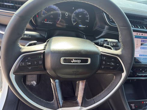 Used 2023 Jeep Grand Cherokee L Limited w/ Luxury Tech Group II image 18