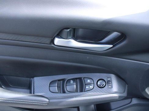 Used 2025 Nissan Altima 2.5 SV FWD image 9