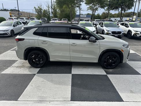 Used 2026 Volkswagen Tiguan SE R-Line image 3