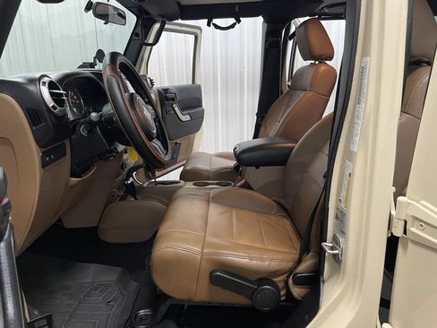 Used 2011 Jeep Wrangler Unlimited Rubicon w/ Connectivity Group AWD/4WD image 39