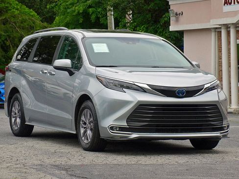 Used 2024 Toyota Sienna XLE FWD image 7