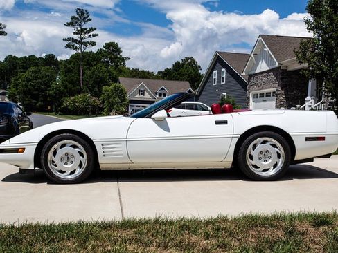 Used 1991 Chevrolet Corvette Convertible RWD image 3