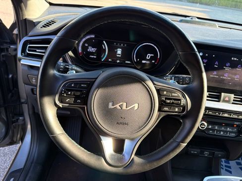 Certified 2022 Kia Niro EX Premium w/ Cold Weather Package FWD image 15