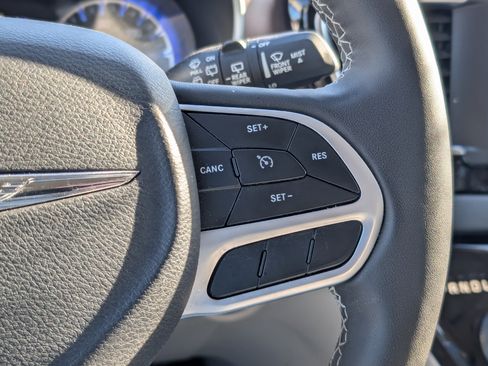 Used 2023 Chrysler Voyager LX image 17