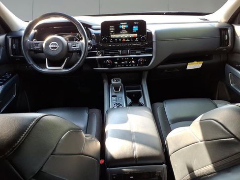 Used 2024 Nissan Pathfinder SL image 8