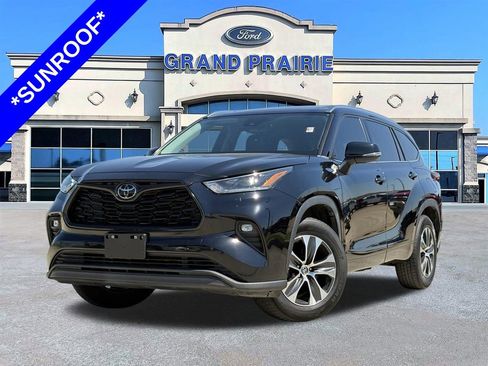 Used 2021 Toyota Highlander XLE FWD image 1