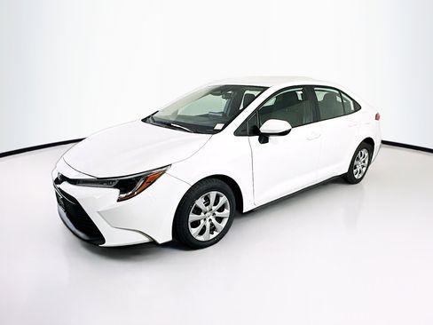Used 2024 Toyota Corolla LE image 3