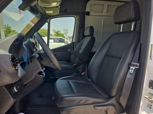 Used 2025 Mercedes-Benz Sprinter 2500 image 18