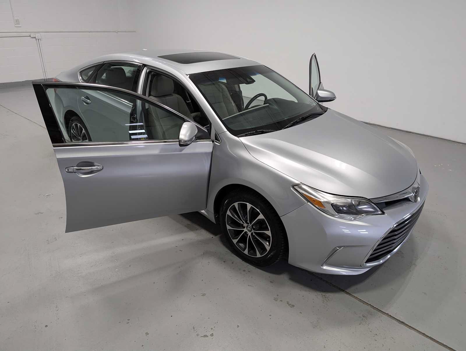 Used 2017 Toyota Avalon XLE Premium w/ All Weather Liner Package FWD image 16