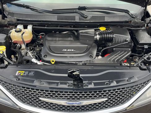 Used 2017 Chrysler Pacifica Touring-L image 26