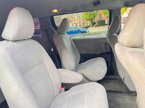 Used 2015 Toyota Sienna L image 13
