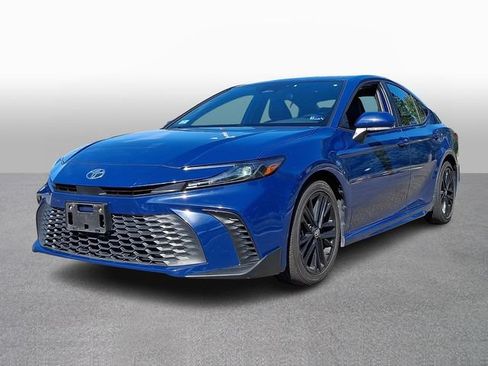 Used 2025 Toyota Camry SE FWD image 1