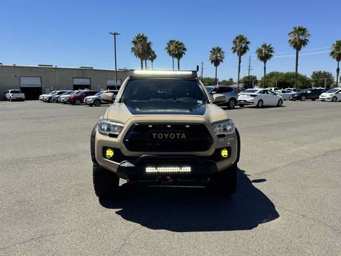 Used 2018 Toyota Tacoma TRD Off-Road w/ Technology Package AWD/4WD image 4