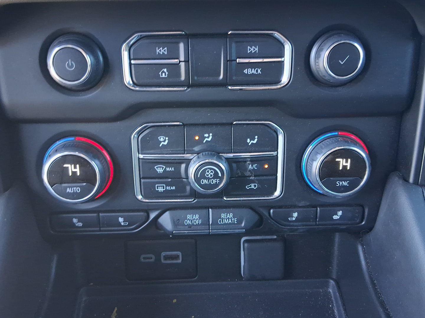 Used 2024 Chevrolet Suburban RST w/ Sport Performance Package AWD/4WD image 17