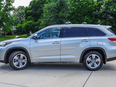 Used 2017 Toyota Highlander Limited AWD/4WD image 4