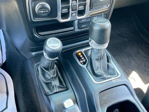 Certified 2020 Jeep Gladiator Overland AWD/4WD image 17