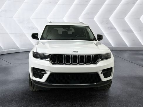 Used 2024 Jeep Grand Cherokee Laredo RWD image 2