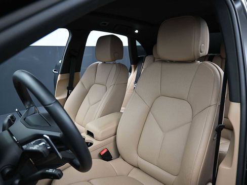Certified 2025 Porsche Macan AWD/4WD image 5