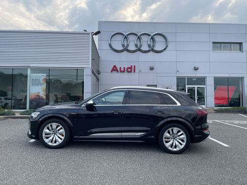 Certified 2022 Audi e-tron S Premium Plus image 4