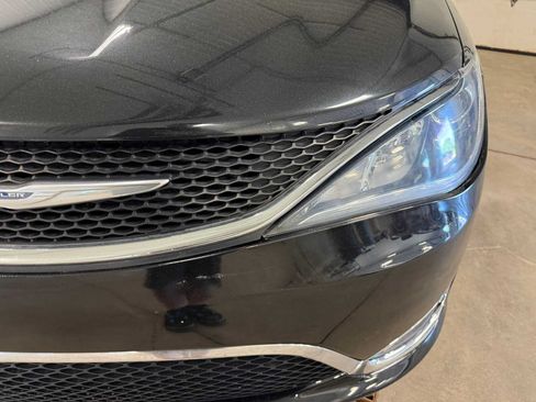 Used 2017 Chrysler Pacifica Touring-L w/ Tire & Wheel Group FWD image 5