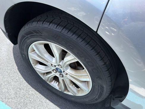 Used 2020 Ford Edge Titanium FWD image 3