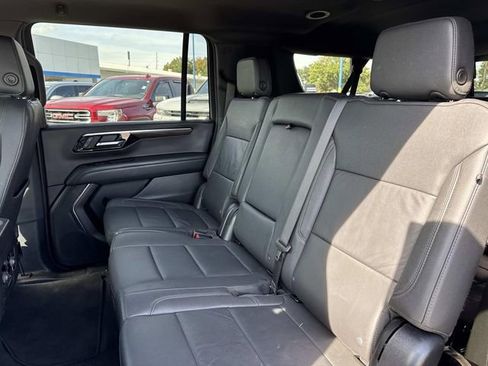 Used 2025 Chevrolet Suburban Z71 image 36