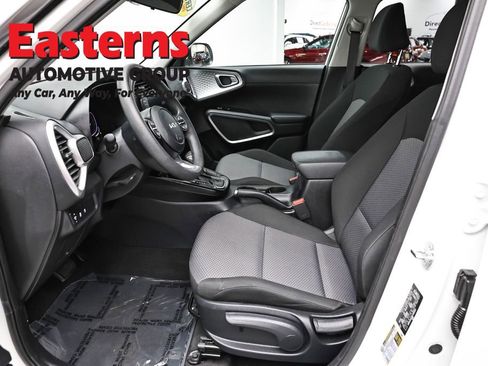 Used 2025 Kia Soul LX w/ LX Technology Package FWD image 14